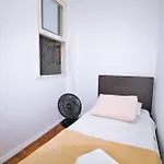 Apartamento Simples E Bem Localizado No Leme